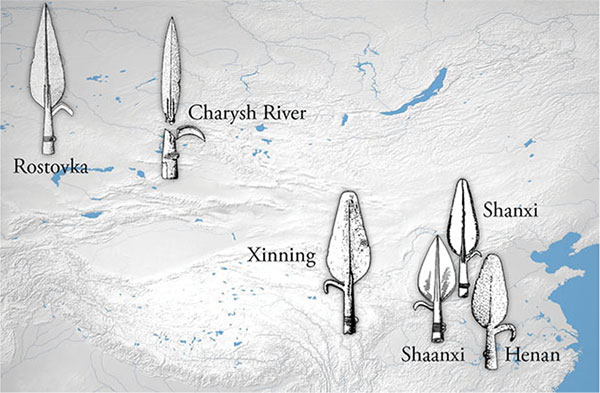 中国中央部とユーラシア大陸東部の草原で、セイマ・タービノ現象に典型的なフック付きの矛先が発見された（紀元前2千年紀）。地図はPeter Hommelによるもの。画像はRawson（2017）より改変。